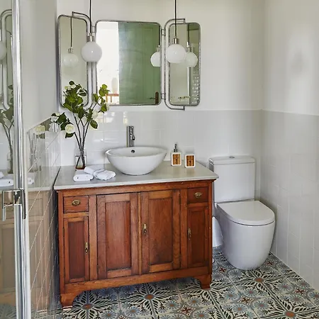 By Alfonso Xii アパート